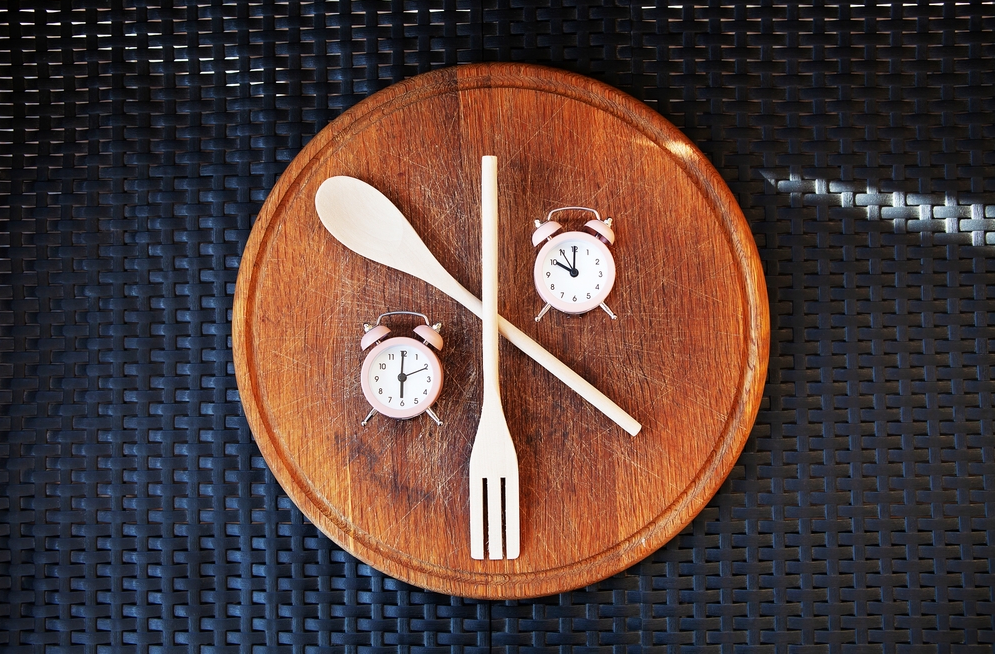 stick to a regular eating schedule