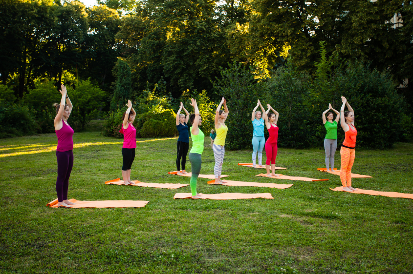yoga in the park with sydney working holiday girls